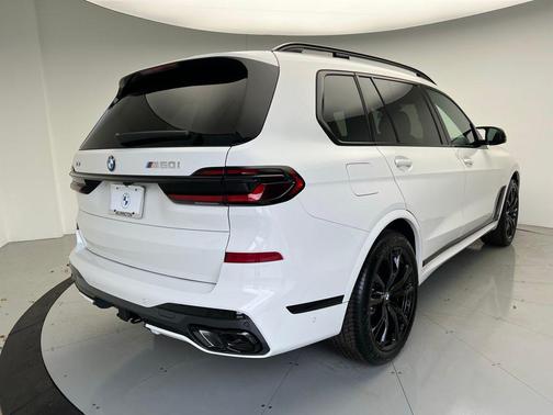 2025 BMW X7 M60i