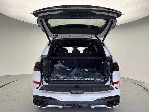 2025 BMW X7 M60i