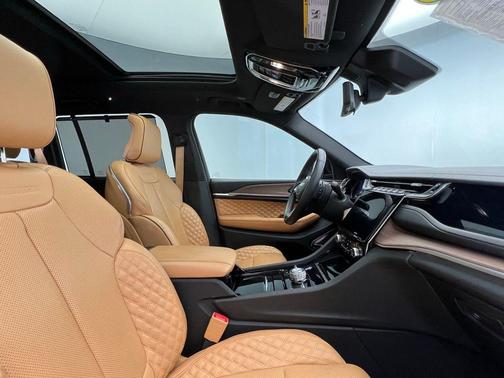 2022 Jeep Grand Cherokee Summit