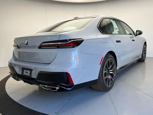 2024 BMW 760 