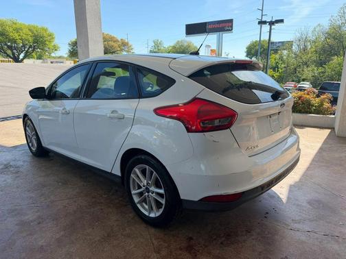 Oxford White 2018 Ford Focus SE