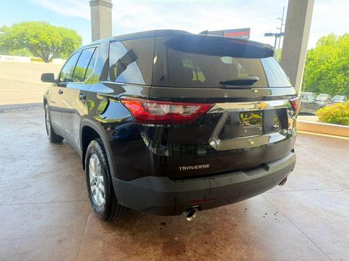 Mosaic Black Metallic 2019 Chevrolet Traverse LS