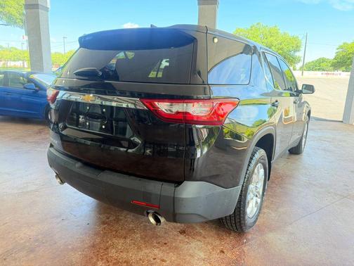 Mosaic Black Metallic 2019 Chevrolet Traverse LS