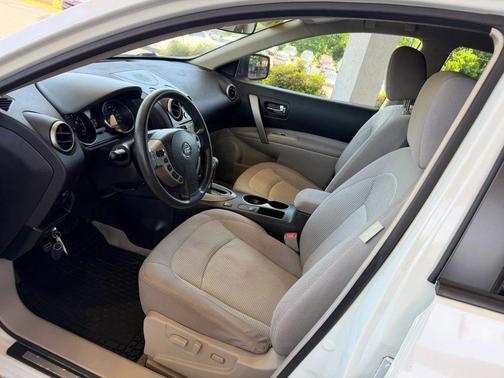 Pearl White 2012 Nissan Rogue SV