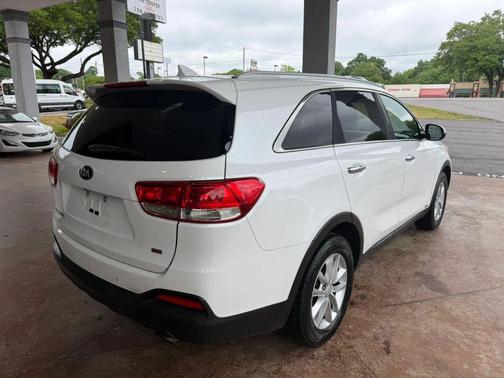 Snow White Pearl 2017 Kia Sorento LX