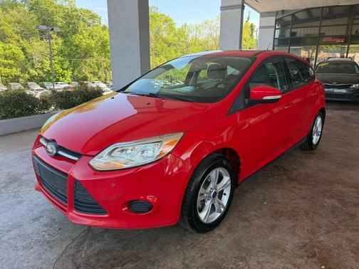Red 2014 Ford Focus SE