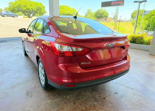 Red 2012 Ford Focus SE