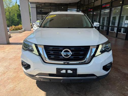 White 2017 Nissan Pathfinder SV