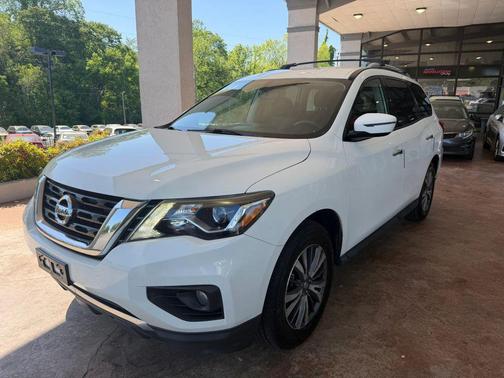 White 2017 Nissan Pathfinder SV