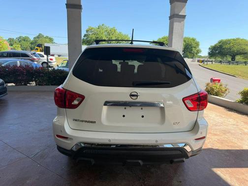 White 2017 Nissan Pathfinder SV