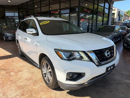 White 2017 Nissan Pathfinder SV