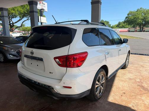 White 2017 Nissan Pathfinder SV