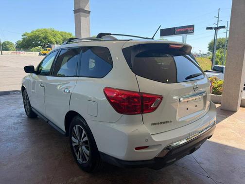 White 2017 Nissan Pathfinder SV