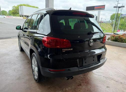 Deep Black Pearl 2016 Volkswagen Tiguan SE