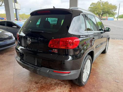 Deep Black Pearl 2016 Volkswagen Tiguan SE