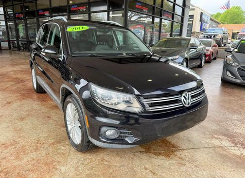 Deep Black Pearl 2016 Volkswagen Tiguan SE