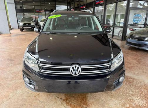 Deep Black Pearl 2016 Volkswagen Tiguan SE