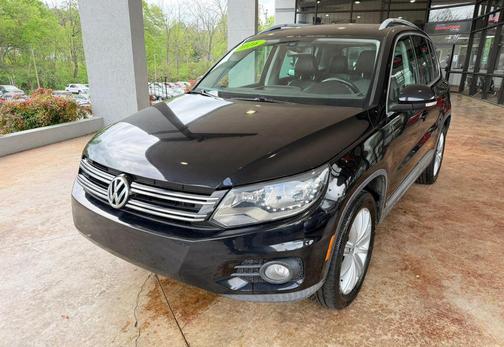 Deep Black Pearl 2016 Volkswagen Tiguan SE