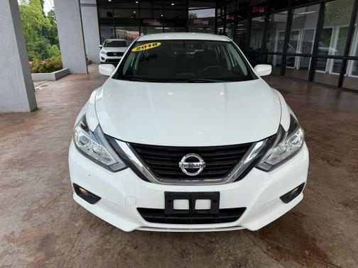 White 2018 Nissan Altima 2.5 SV