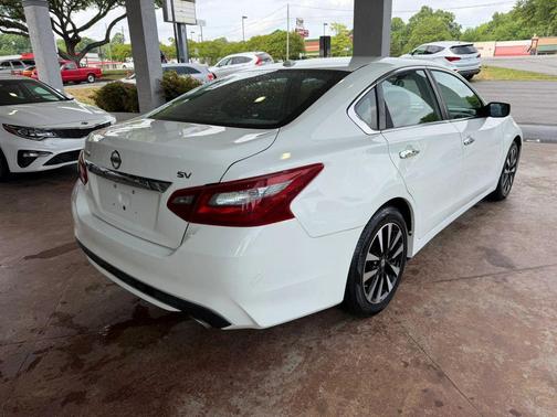 White 2018 Nissan Altima 2.5 SV