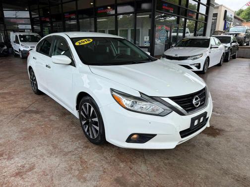 White 2018 Nissan Altima 2.5 SV