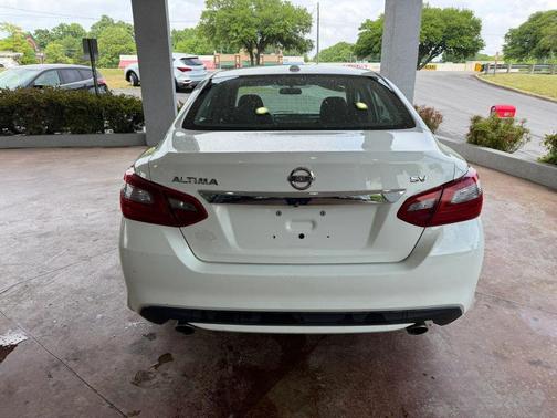 White 2018 Nissan Altima 2.5 SV