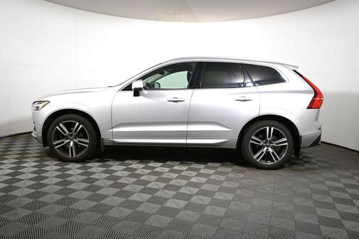 Bright Silver Metallic 2019 Volvo XC60 T5 Momentum
