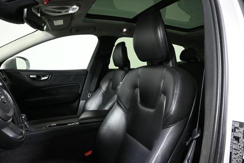 Bright Silver Metallic 2019 Volvo XC60 T5 Momentum