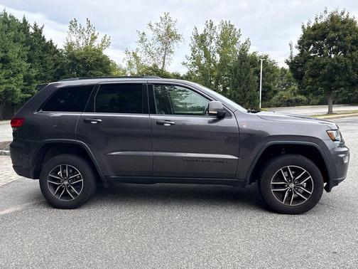Granite Crystal Metallic Clearcoat 2018 Jeep Grand Cherokee Trailhawk