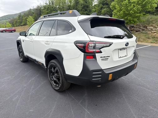 Crystal White Pearl 2024 Subaru Outback Wilderness