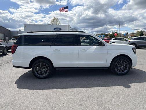 Star White Metallic Tri-Coat 2026 Ford Expedition Max Platinum