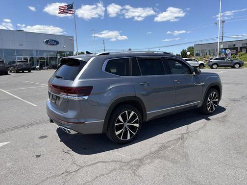 Platinum Gray Metallic 2024 Volkswagen Atlas 2.0T SEL Premium R-Line 4MOTION