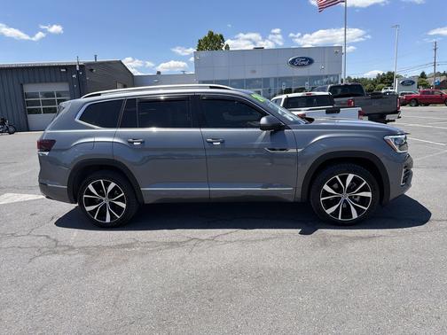 Platinum Gray Metallic 2024 Volkswagen Atlas 2.0T SEL Premium R-Line 4MOTION
