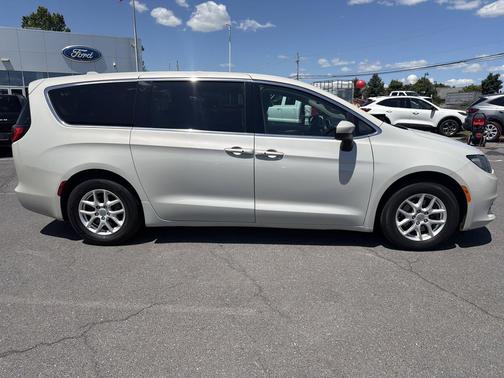 Tusk White 2017 Chrysler Pacifica Touring