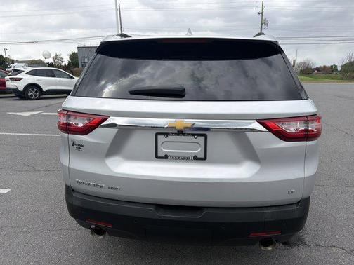 Silver Ice Metallic 2021 Chevrolet Traverse LT Cloth