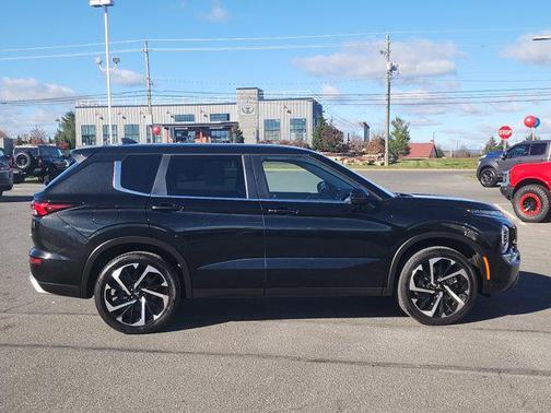 2023 Mitsubishi Outlander SE