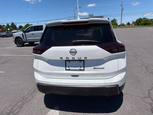 Everest White Pearl 2024 Nissan Rogue SV