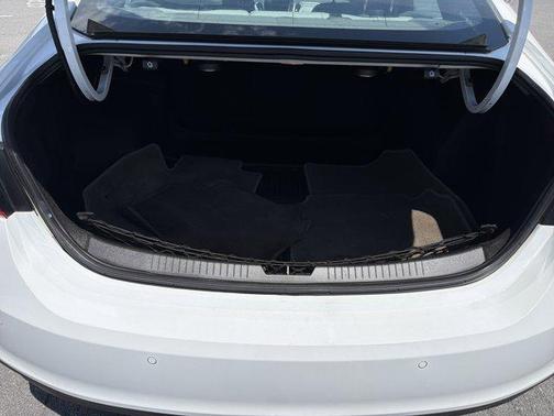 Summit White 2017 Chevrolet Malibu 1LT