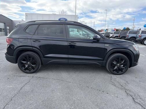 2024 Volkswagen Taos 1.5T SE Black