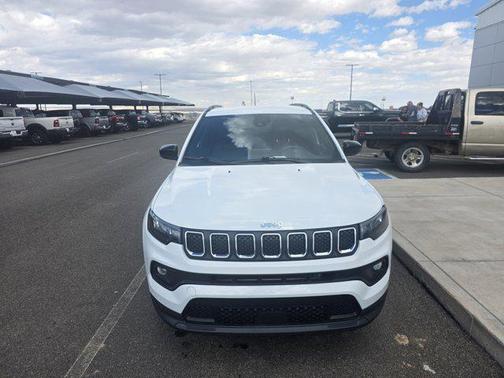 Bright White Clearcoat 2024 Jeep Compass Latitude