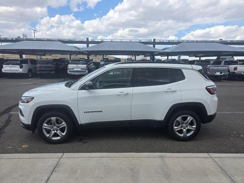 Bright White Clearcoat 2024 Jeep Compass Latitude