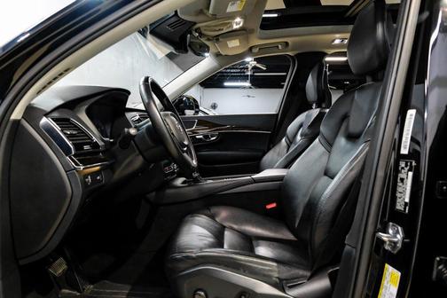 2017 Volvo XC90 T6 Momentum