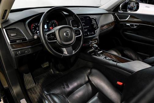 2017 Volvo XC90 T6 Momentum