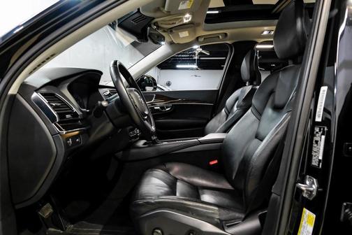 2017 Volvo XC90 T6 Momentum