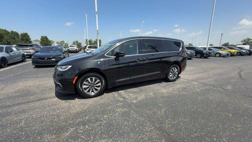 Brilliant Black Crystal Pearlcoat 2023 Chrysler Pacifica Hybrid Touring L