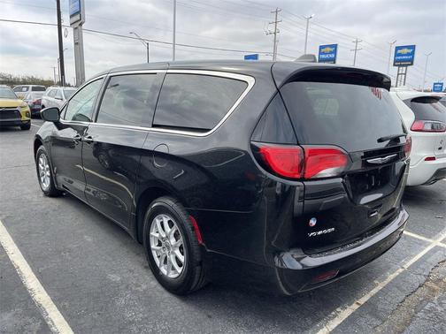 2022 Chrysler Voyager LX