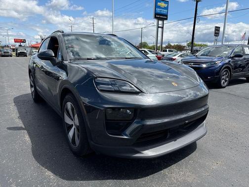 Gray 2024 Porsche Macan 4