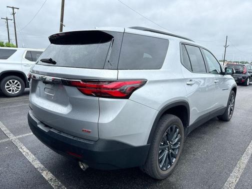 Silver Ice Metallic 2022 Chevrolet Traverse RS