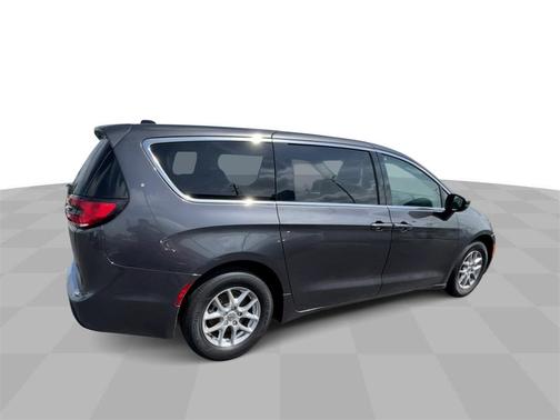 2023 Chrysler Pacifica Touring-L
