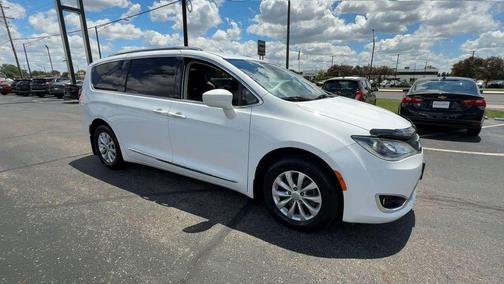 Bright White Clearcoat 2018 Chrysler Pacifica Touring-L